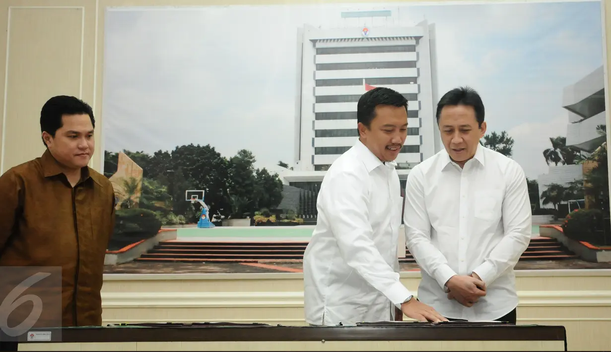 Ketua KOI, Erick Thohir (kiri) menyaksikan penandatangan MoU tentang revisi Maskot dan Logo Asian Games 2018 antara Menpora Imam Nahrawi dan Kepala Barekraf Triawan Munaf di Kemenpora, Jakarta, (12/2/2016). (Liputan6.com/Helmi Fithriansyah)
