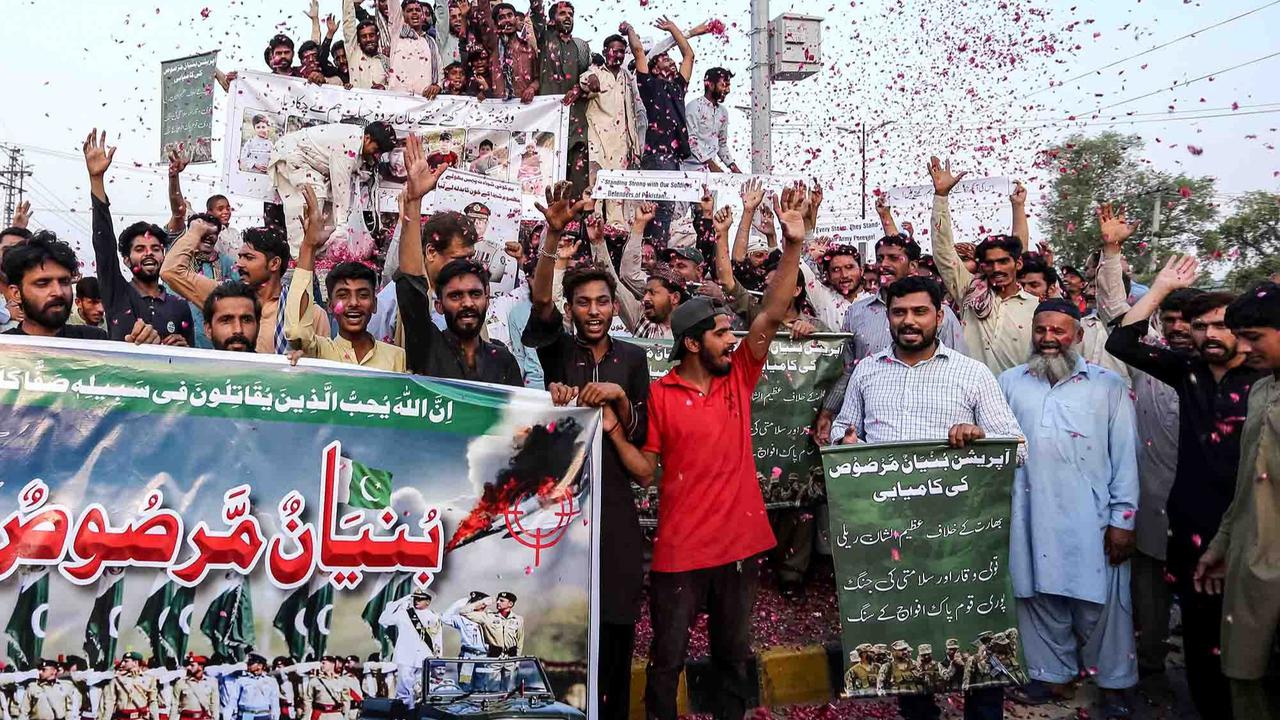 FOTO: Ekspresi Kegembiran Warga Pakistan Usai Gencatan Senajata India-Pakistan