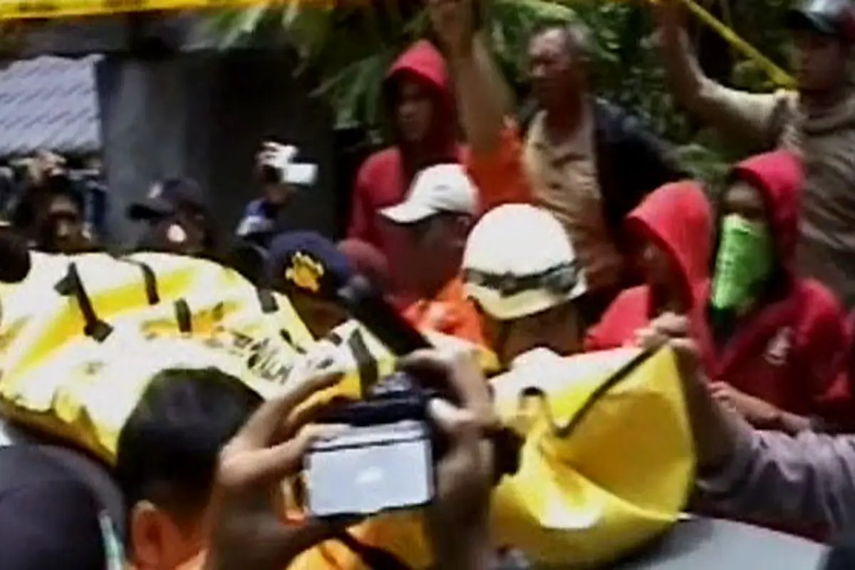 Evakuasi Korban Tanah Longsor