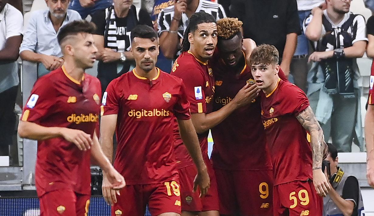 Gol yang dinanti AS Roma pun lahir pada menit ke-79. Berawal dari sepak pojok yang dilepaskan Lorenzo Pellegrini, Paulo Dybala melepaskan umpan ke depan gawang Juventus yang mampu diselesaikan dengan tandukan kepala Tammy Abraham. (LaPresse via AP/Marco Alpozzi)