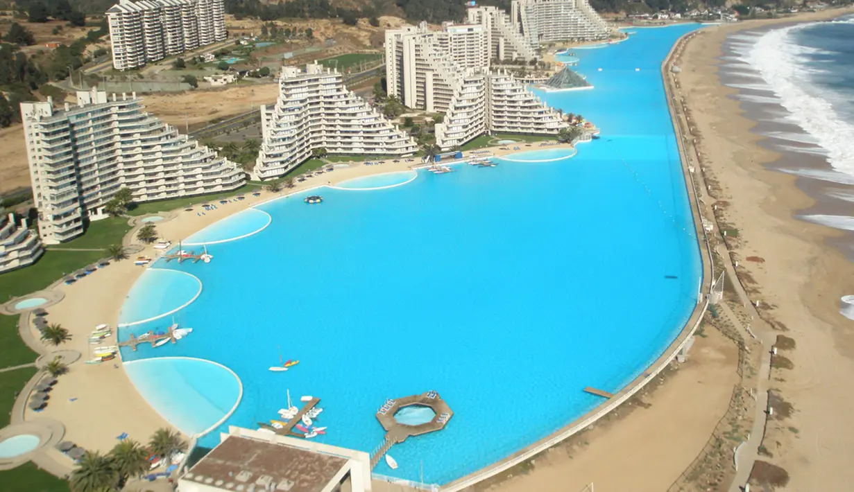 Kolam ini masuk Guiness World Book of Record sebagai renang terbesar yang ada di dunia yang bernama San Alfonso del Mar, Chile. Panjangnya mencapai 915 meter dan butuh sekitar 250 juta liter air untuk mengisi kolam renang ini. (www.masculin.com)
