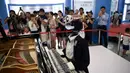 Pengunjung mengambil gambar robot "Teotronico" yang memainkan piano dalam acara Konferensi Robot Dunia 2017 di Beijing, 23 Agustus 2017. Selain memainkan piano, robot rancangan Matteo Suzzi ini juga dapat menyanyikan lagu-lagu populer. (WANG Zhao/AFP)