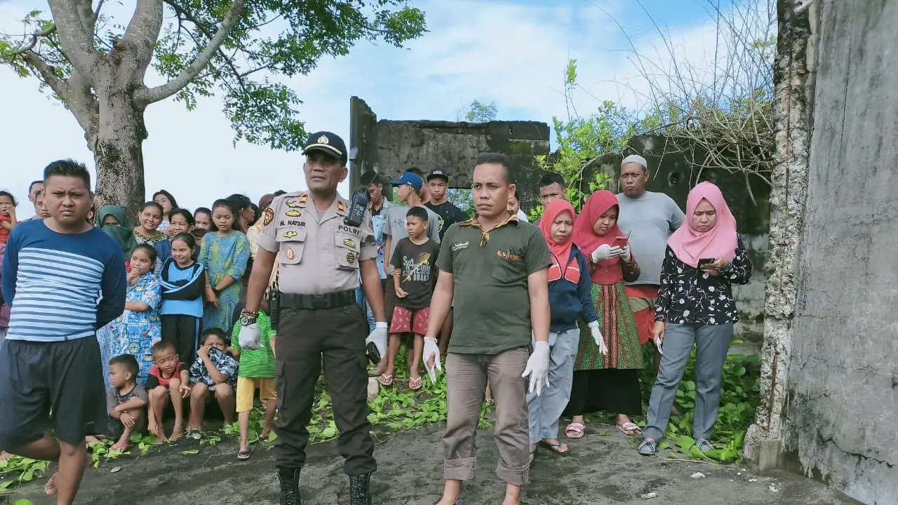 Warga penasaran melihat potongan tubuh bayi yang berada di pesisir pantai Takalar (Fauzan)