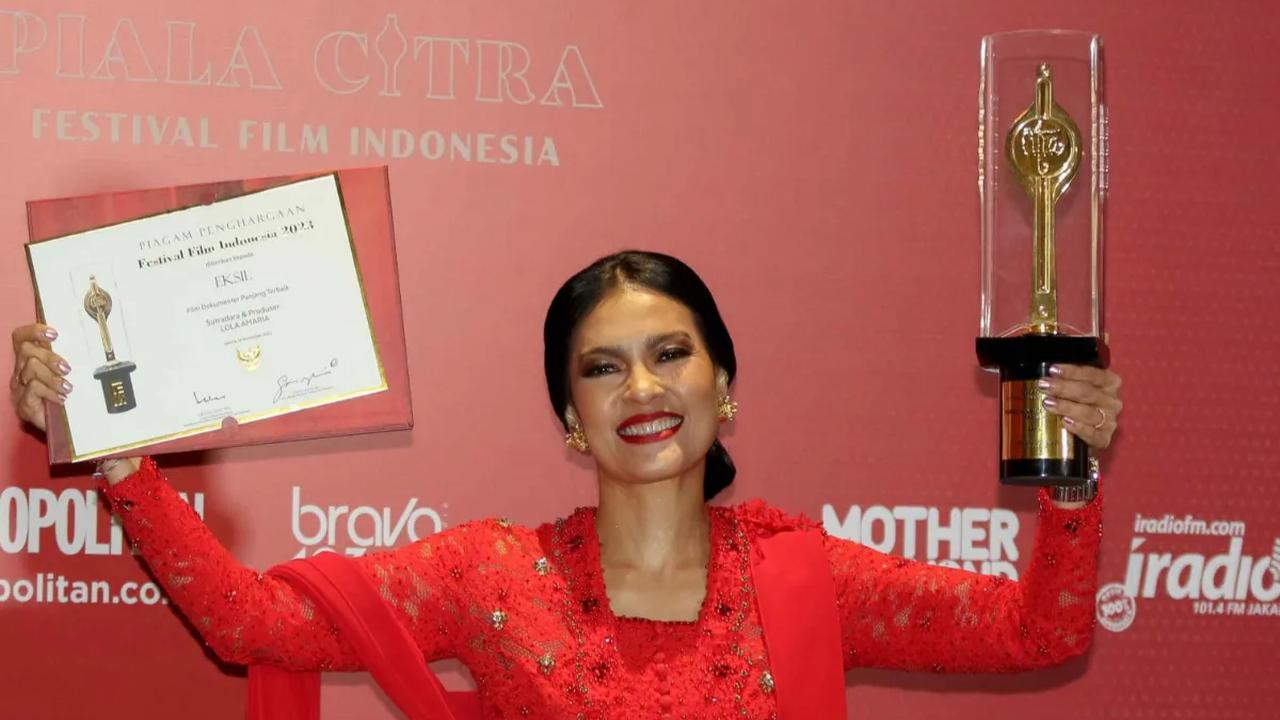 Lola Amaria berpose memegang piala saat menerima Anugerah Festival Film Indonesia (FFI) 2023 kategori  Film Dokumenter Panjang Terbaik: Eksil di Ciputra Artpreneur, Jakarta, Selasa (14/11/2023).