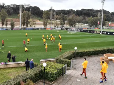 Para pemain AS Roma mengambil bagian dalam sesi latihan di tempat latihan AS Roma di Trigoria, selatan Roma (5/3). Roma akan bertanding melawan Porto pada leg kedua babak 16 besar Liga Champions di Estadio do Dragao. (AFP Photo/Andreas Solaro)