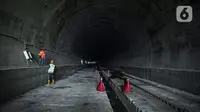 Pekerja menyelesaikan proyek Tunnel 6 kereta cepat Jakarta-Bandung di kawasan Cikalong Wetan, Depok, Purwakarta, Jawa Barat, Rabu (30/3/2022). Progres proyek Tunnel 6 sudah mencapai 79 persen. (Liputan6.com/Faizal Fanani)