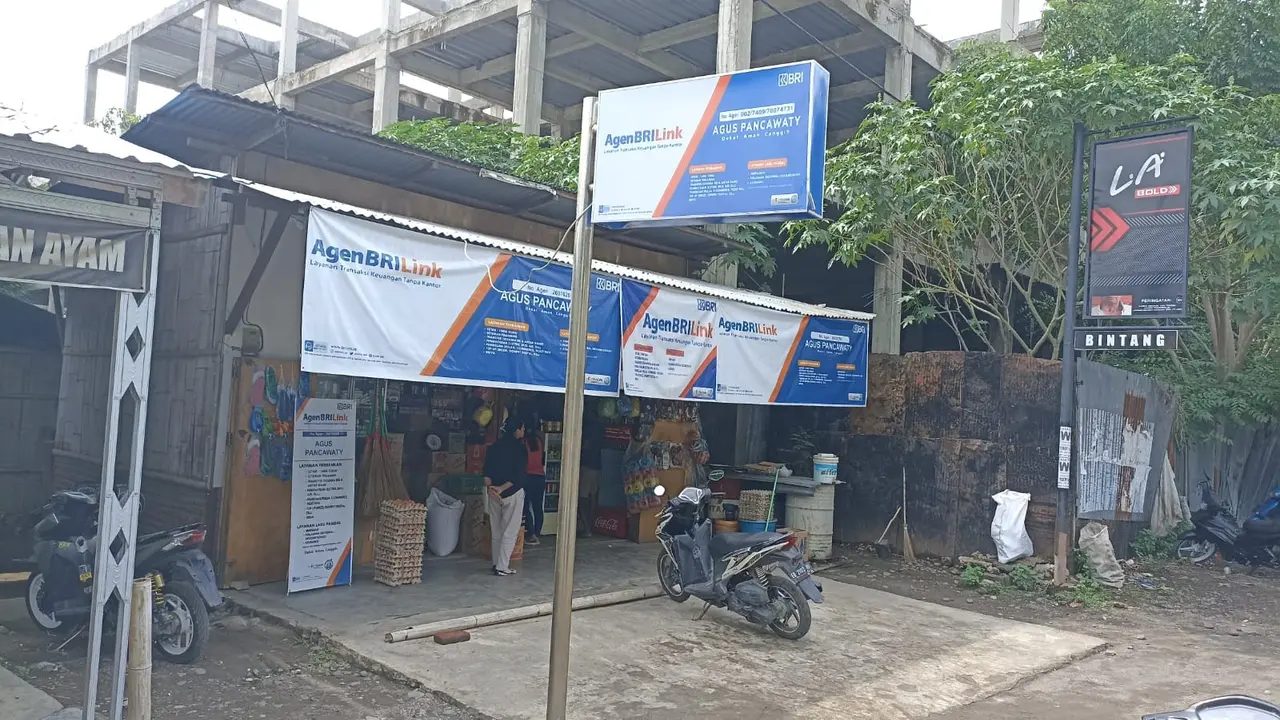 Agus Pancawaty (51 tahun) perempuan asal Kecamatan Aesesa, Kabupaten Nagekeo, Provinsi Nusa Tenggara Timur (NTT) memutuskan untuk menjadi agen BRILINK