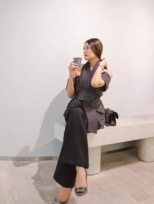 Anissa Aziza tampil elegan dengan padanan off shoulder halter neck top dan celana kulot hitam. @anissaaziza.