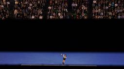 Petenis putra Inggris Raya, Andy Murray, saat melakukan servis ke arah petenis Kanada, Milos Raonic, dalam semifinal tenis Australia Terbuka 2016 di Melbourne Park, Australia, (29/1/2016). (AFP/Saeed Khan)