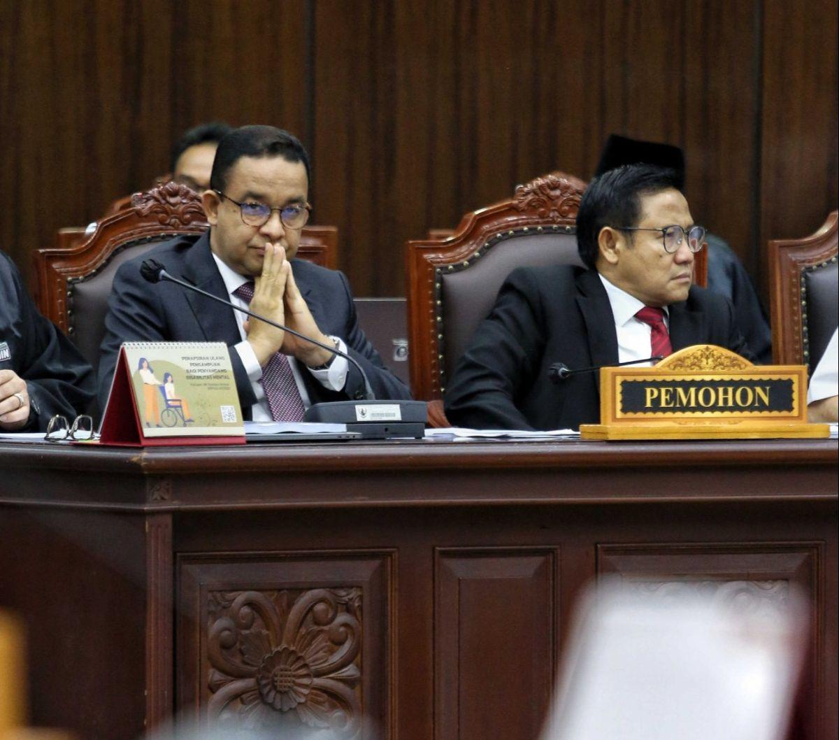 Pasangan capres-cawapres nomor urut 1, Anies Baswedan dan Muhaimin Iskandar bersama tim hukumnya mengikuti Sidang Perselisihan Hasil Pemilihan Umum (PHPU) di Mahkamah Konstitusi (MK), Jakarta, Rabu (27/3/2024). Dalam momen tersebut Anies secara blak-blaka