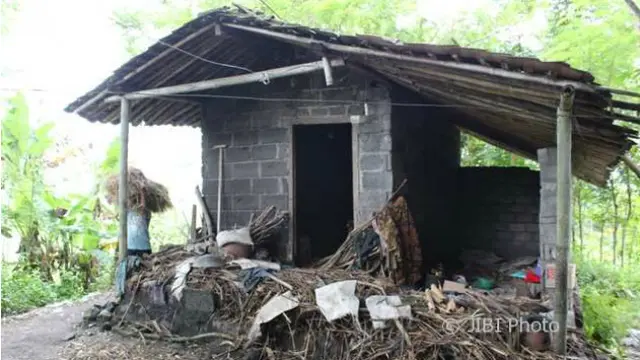 Nenek Sugiyem Hidup Bersama Anjing dan Ayam