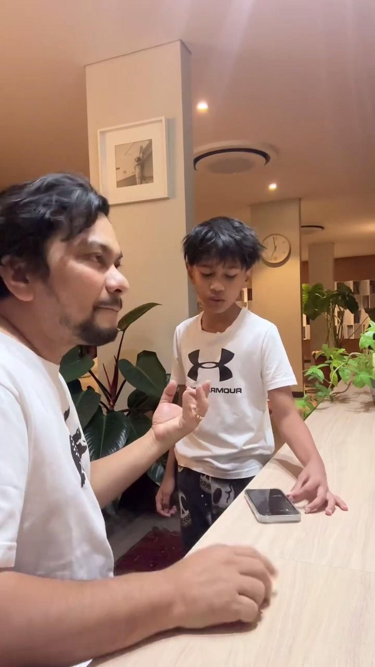 8 Potret Anak Lelaki Tompi yang Punya Suara Merdu, Begini Momen saat Berlatih Dengan Sang Ayah