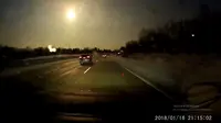 Cahaya aneh dan langka yang tertangkap mata kamera CCTV di Detroit, Michigan (16/1/2018), diduga kuat sebagai meteor (Screengrab, supplied via Mike Austin)