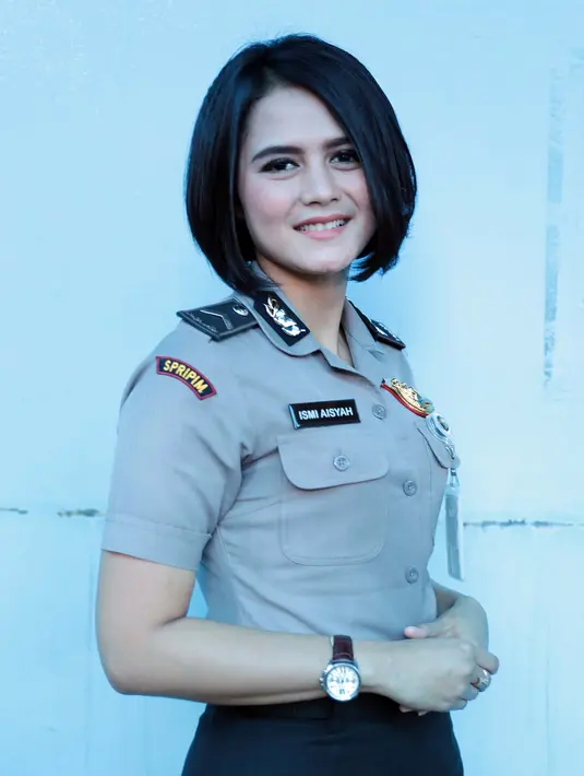 "Ada tawaran (main film dan sinetron). Ada juga untuk isi acara talkshow," kata Bripda Ismi Aisyah di kawasan Tendean, Jakarta Selatan, Jumat (10/3/2017). (Deki Prayoga/Bintang.com)