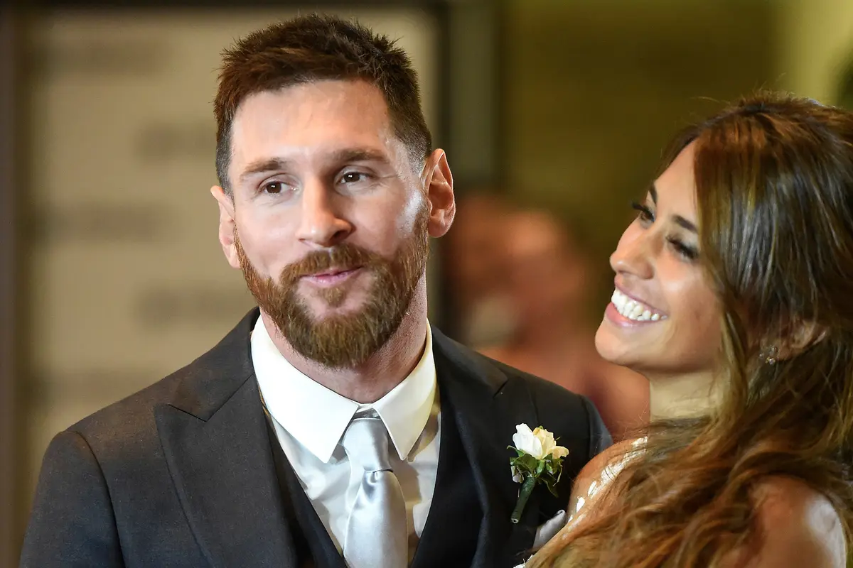 Lionel Messi  bersama istrinya Antonella Roccuzzo (AFP Photo/Eitan Abramovich)