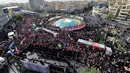 Ribuan orang memadati Lapangan Enqelab saat truk-truk yang membawa peti jenazah komandan militer dan ilmuwan Iran yang tewas selama serangan Israel melintas selama prosesi pemakaman di ibu kota Teheran pada 28 Juni 2025. (ATTA KENARE/AFP)