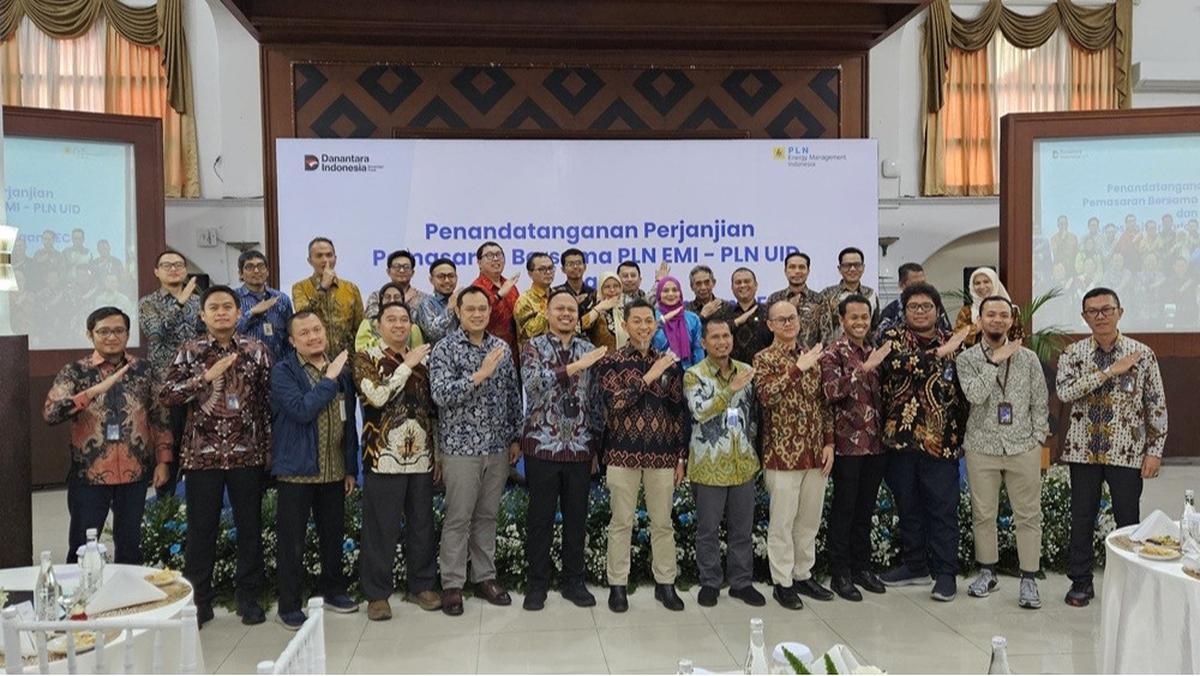 Penyerahan Renewable Energy Certificate (REC) yang diterima oleh VP Network/IT Stra, Tech, &  Architecture Telkom Ermono Liman Prabowo.