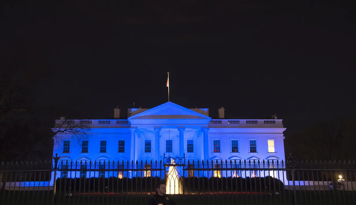 Gedung Putih dihiasi cahaya warna biru untuk menandai Hari Kesadaran Autisme Sedunia atau World Autism Awareness Day, di Washington, DC, Minggu (2/4). Tanggal 2 April adalah Hari Kesadaran Autisme Sedunia. (SAUL LOEB / AFP)