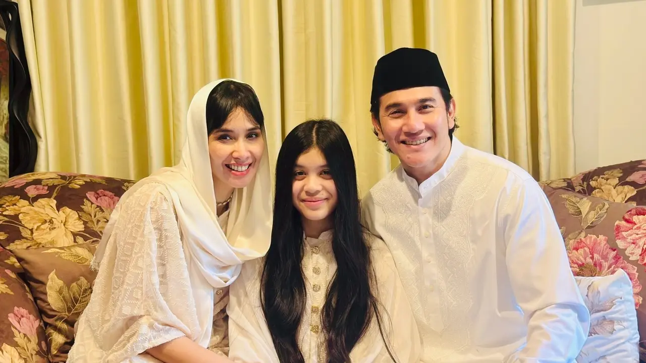Jizzy Pearl Bastian bersama kedua orangtuanya - instagram.com/vinogbastian__