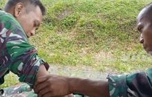 Sambil Pijat Menunggu Hujan Reda, Prajurit TNI AD Ini Mendengar Nasihat dari Senior 'Ingat Orangtua