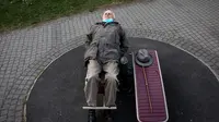 Seorang lansia berolahraga di sebuah taman di Beograd, Serbia (21/4/2020). Lansia menjadi salah satu kalangan yang paling rentan terpapar virus tersebut. Menjaga kebugaran dan imunitas dengan berolahraga merupakan salah satu cara untuk terhindar dari Covid-19. (AFP/Oliver Bunic)