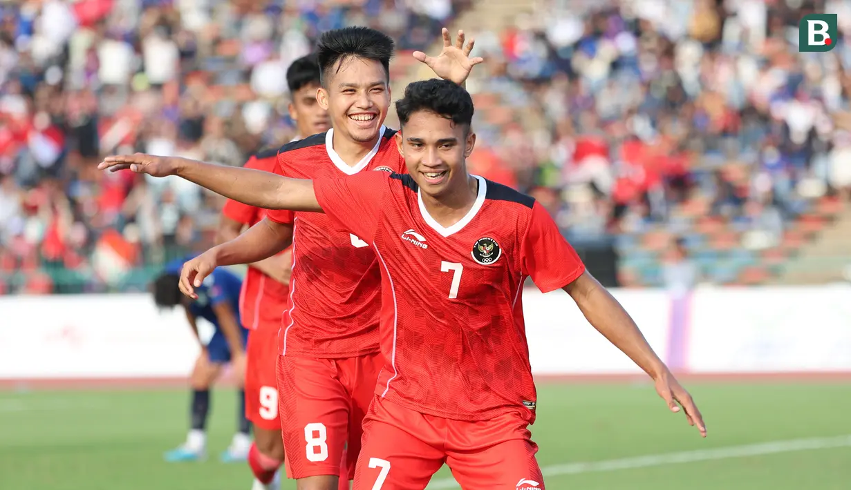 <p>Selebrasi gelandang Timnas Indonesia U-22, Marselino Ferdinan bersama Witan Sulaeman setelah mencetak gol ke gawang Filipina pada laga pertama SEA Games 2023 di Olympic Stadium, Phnom Penh, Kamboja, Sabtu (29/4/2023). (Bola.com/Abdul Aziz)</p>