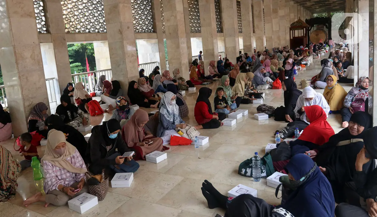 Pengelola Masjid Istiqlal menyediakan sekitar 4.000 boks per harinya untuk masyarakat berbuka puasa selama bulan Ramadan. (Liputan6.com/Herman Zakharia)