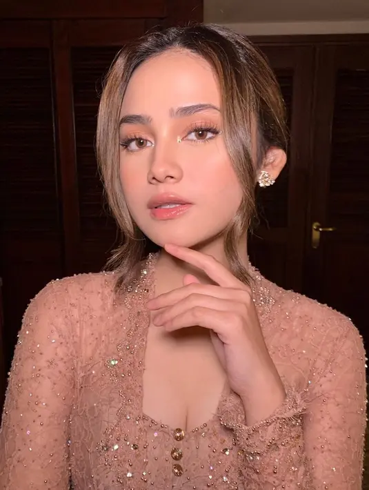 Cantiknya Syifa Hadju dengan makeup bernuansa peach. [Foto: Instagram/danybarca22]