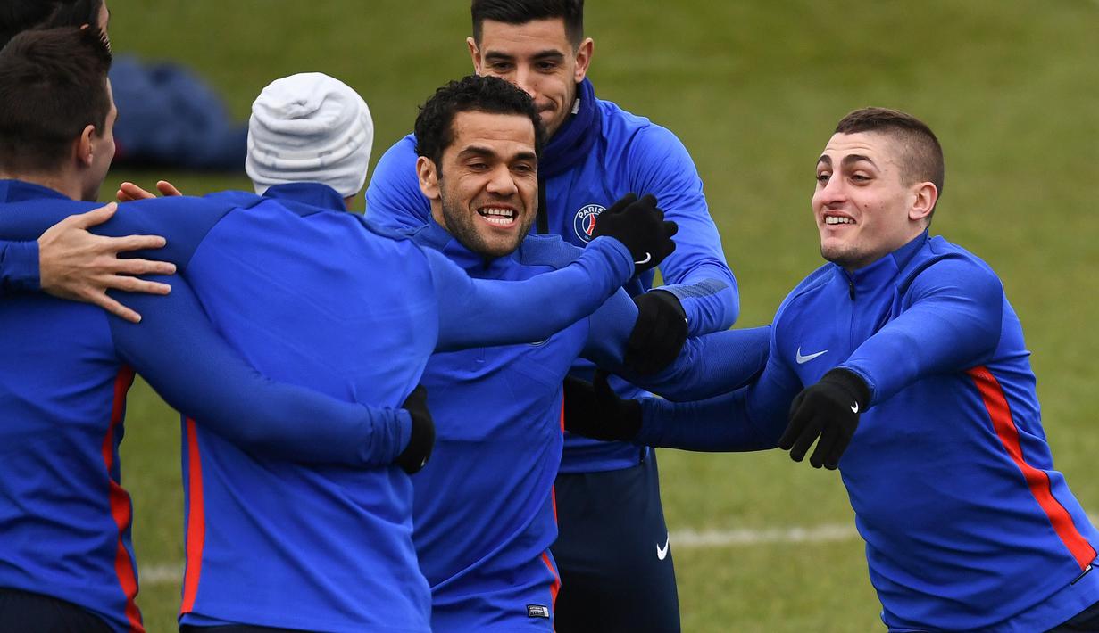 Ekspresi para pemain PSG saat mengikuti sesi latihan jelang leg kedua Liga Champions melawan Real Madrid di Ooredoo training center, Saint-Germain-en-Laye,Paris, (5/3/2018). Leg pertama PSG kalah 1-3. (AFP/Franck Fife)