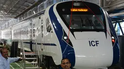 Para pekerja India menguji coba kereta tanpa awak bernama Train 18 yang diproduksi di Integral Coach Factory (ICF), Chennai, Senin (29/10). Kereta ini penerus dari kereta Shatabdi Express sebelumnya yang sudah beroperasi selama 30 tahun. (ARUN SANKAR/AFP)