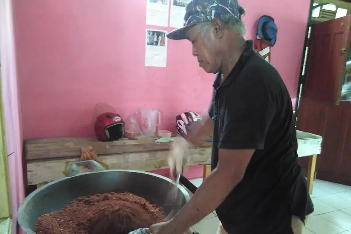 Hadianto pun dikenal sebagai pencetus fermentasi terasi udang rebon sehingga memiliki cita rasa spesial. (Liputan6.com/Fiki Ariyanti)