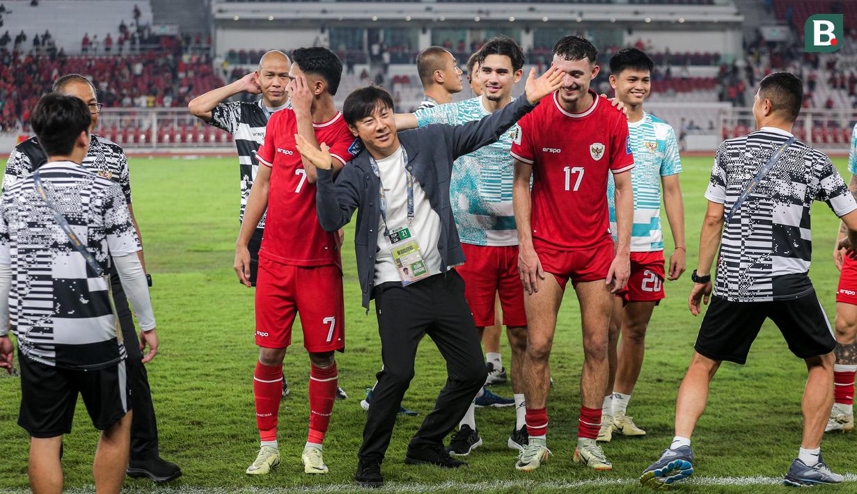 <p>Pelatih Timnas Indonesia, Shin Tae-yong berjoget saat para penonton meneriakkan namanya setelah laga Grup F Kualifikasi Piala Dunia 2026 antara Timnas Indonesia Vs Vietnam di Stadion Utama Gelora Bung Karno (SUGBK), Senayan, Jakarta, Kamis (21/03/2024). (Bola.com/Bagaskara Lazuardi)</p>