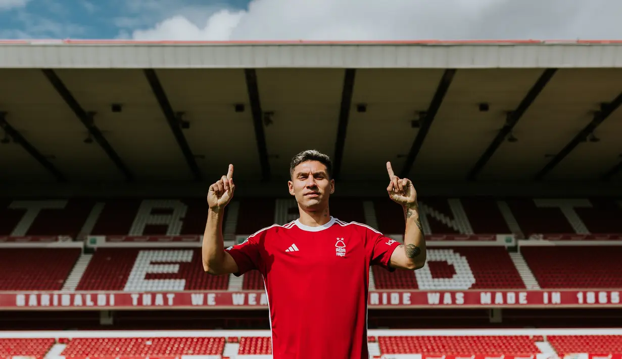 Bek kanan ini membantu timnya merebut gelar Liga Europa musim lalu, dengan mengalahkan AS Roma di final. Di Timnas Argentina ia sudah tampil 23 kali. (FOTO: twitter.com/NFFC)