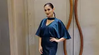 Seperti di foto ini contohnya, presenter acara infotainment yang satu ini memakai dress berwarna biru degan aksesoris anting kekiniannya. Tak berlebihan, ia hanya menguncir satu rambutnya. (Instagram/marissaln)