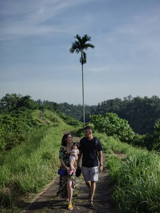 Menikmati liburan akhir tahunnya, Atiqah dan Rio memang terlihat sedang berlibur bersama di Bali. Dan di tengah-tengah itu juga Rio memberikan kejutan ulang tahun untuk istri tercinta. (Instagram/riodewanto)