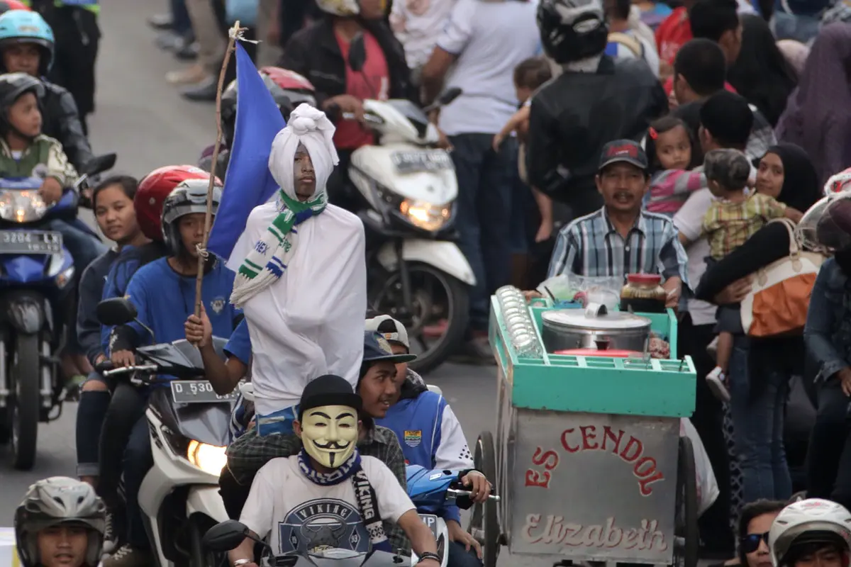Suporter Berpakaian Pocong saat Pawai Persib Juara Piala Presiden_(Bola.com/Nicklas Hanoatubun)