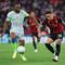 Marcus Tavernier menendang bola mendahului Antoine Semenyo dalam laga Liga Inggris antara Bournemouth vs Manchester City di Vitality Stadium, 20 Mei 2026. (AP Photo/Ian Walton)