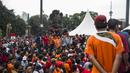 Suporter Persija Jakarta, The Jakmania, antri tiket jelang laga final Piala Presiden di sekitar SUGBK, Jakarta, Sabtu (17/2/2018). Persija akan melawan Bali United. (Bola.com/Vitalis Yogi Trisna)