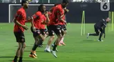 Pemain Timnas Bahrain melakukan sesi latihan jelang pertandingan lanjutan Kualifikasi Piala Dunia 2026 di Lapangan A, Kompleks Gelora Bung Karno, Senayan, Jakarta, Sabtu (22/3/2025). (Liputan6.com/Herman Zakharia)