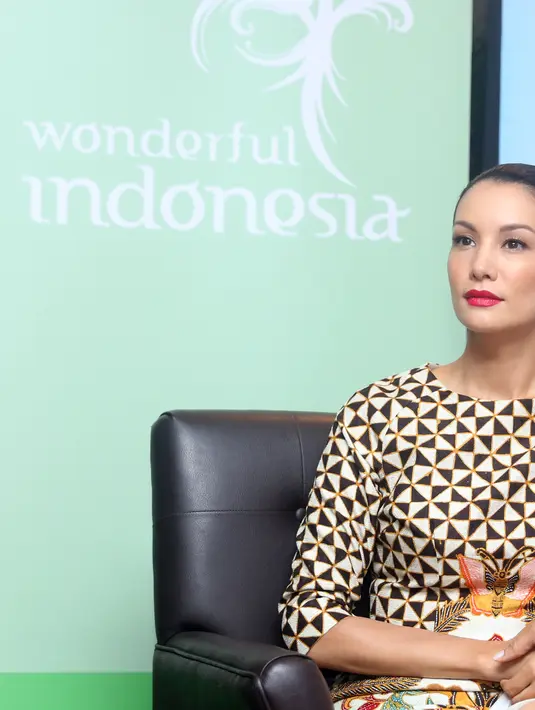 Nadya Hutagalung memang tak diragukan lagi memiliki kecantikan alami. Tak hanya cantik, ia pun memiliki gerak tubuh yang anggun, sosoknya pun pantas dijadikan panutan bagi para wanita. (Andy Masela/Bintang.com)