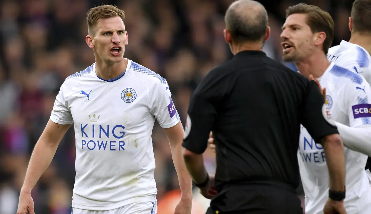Para pemain Leicester City melakukan protes kepada wasit Mike Dean saat melawan Crystal Palace pada lanjutan Premier League di Selhurst Park, London, (28/4/2018). Crystal Palace menang 5-0. (Dominic Lipinski/PA via AP)