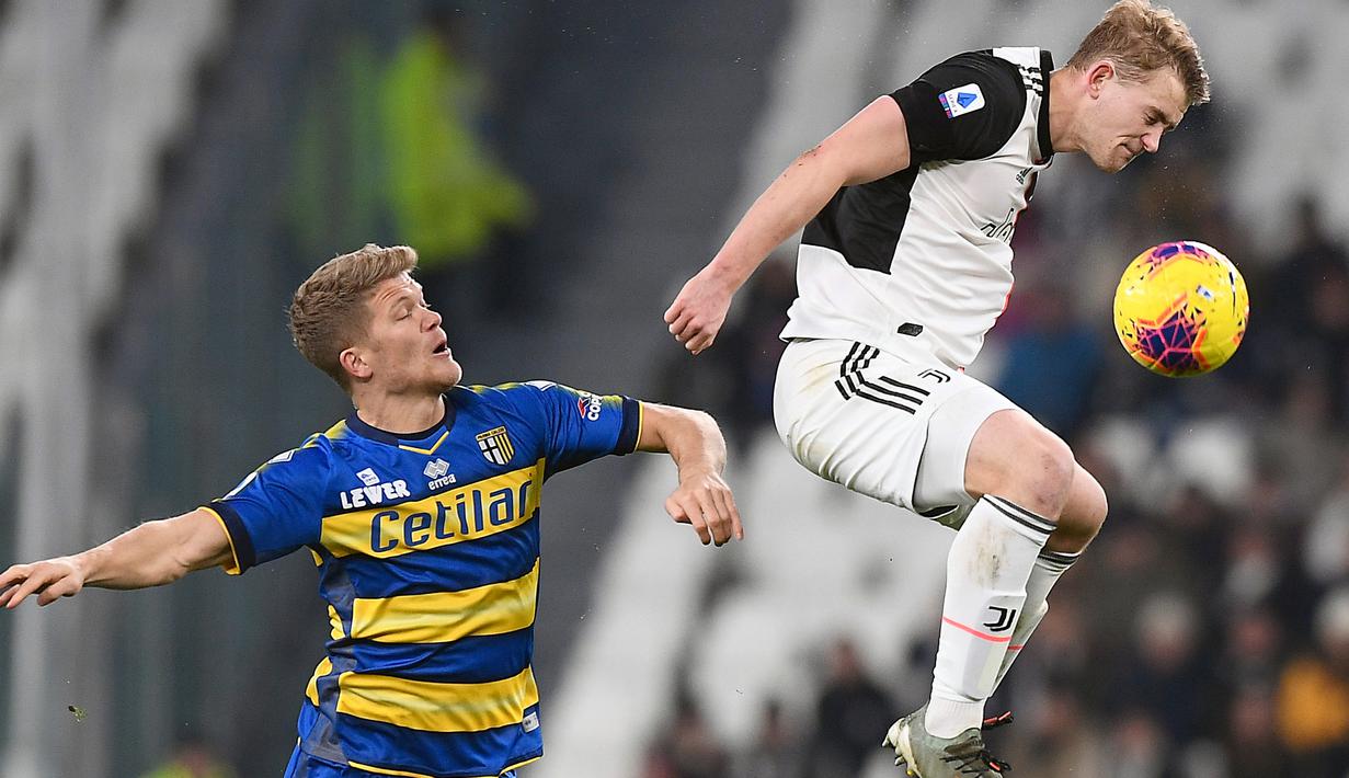 Bek Juventus, Matthijs de Ligt melompat saat berebut bola pada lanjutan pertandingan Liga Serie A Italia melawan Parma di Stadion Allianz, Minggu (19/1/2020). Menghadapi Parma, Juventus menang 2-1 berkat dua gol Cristiano Ronaldo. (Fabio Ferrari/LaPresse via AP)