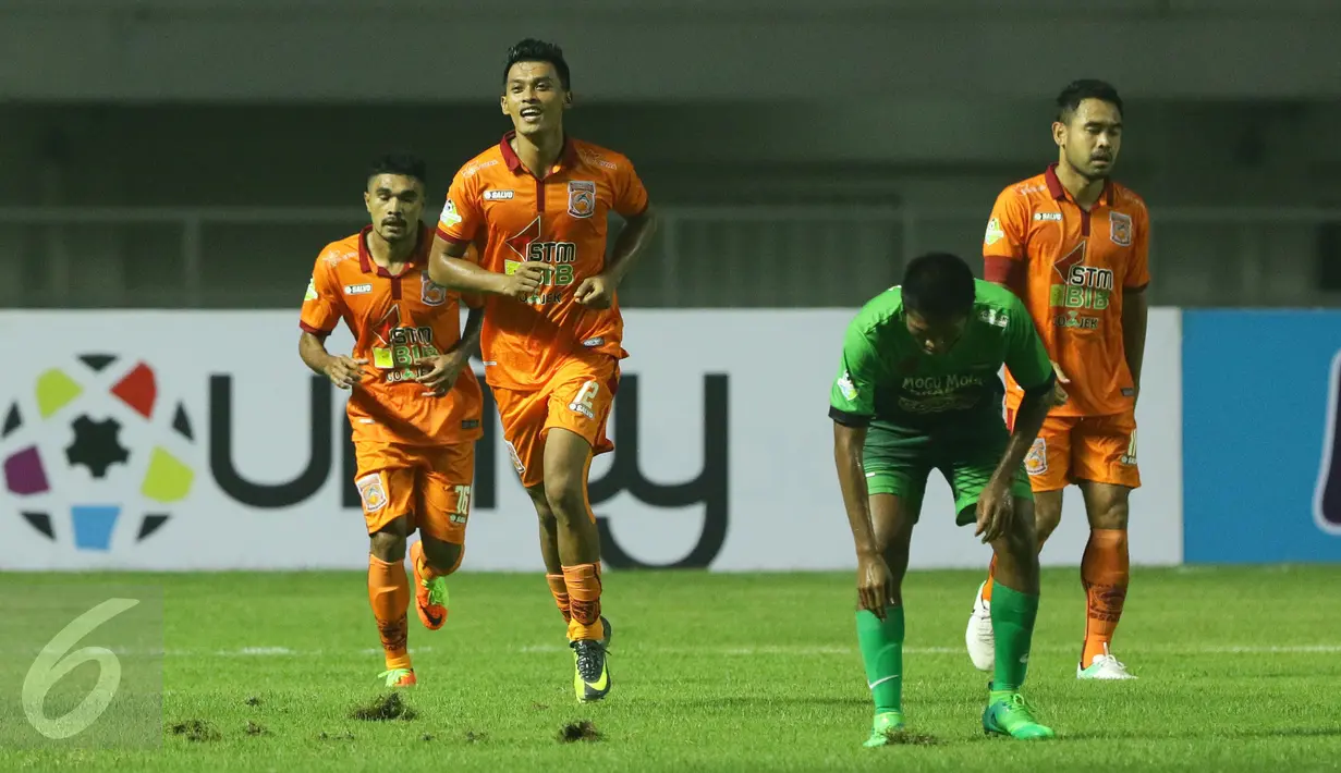 Penyerang Borneo FC, Lerby Eliandry (kedua kiri) berlari merayakan golnya ke gawang PS TNI dalam laga lanjutan Liga 1 di Stadion Pakansari, Kab Bogor, Senin (17/4). Laga PS TNI melawan Borneo FC berakhir imbang 2-2. (Liputan6.com/Helmi Fithriansyah)