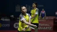 Ganda campuran Indonesia, Tontowi Ahmad / Winny Kandow, usai dikalahkan Chan Peng Soon / Goh Liu Ying, pada Indonesia Open 2019 di Istora Senayan, Jumat (19/7). Tontowi / Winny kalah 11-21, 21-14 dan 14-21. (Bola.com/Yoppy Renato)
