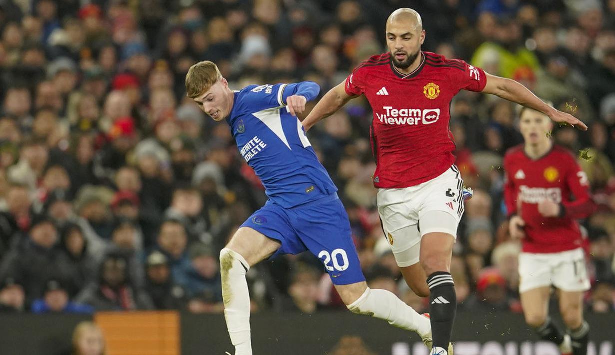 Sofyan Amrabat bermain impresif di laga ini. Ia mampu menguasai lini tengah dengan beberapa kali sukses menghentikan serangan Chelsea. (AP Photo/Dave Thompson)