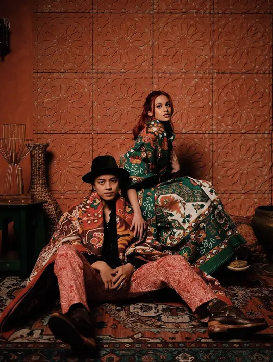 Tampak Bisma mengenakan atasan hitam yang dipadukan celana bermotif dan karpet di bahunya. [Instagram/sibisma]