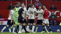 Bahkan terlihat ada cekcok antarpemain setelah Cristiano Ronaldo melanggar Curtis Jones. Ronaldo diganjar kartu kuning. (AP Photo/Rui Vieira)