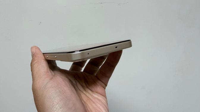 <p>Potret sisi atas Realme 15T (Liputan6.com Arief Ferdian Maulana) </p>