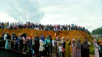 Antusias penonton TdS etape VII di Kabupten Kerinci, Jambi. (Liputan6.com/ Novia Harlina)
