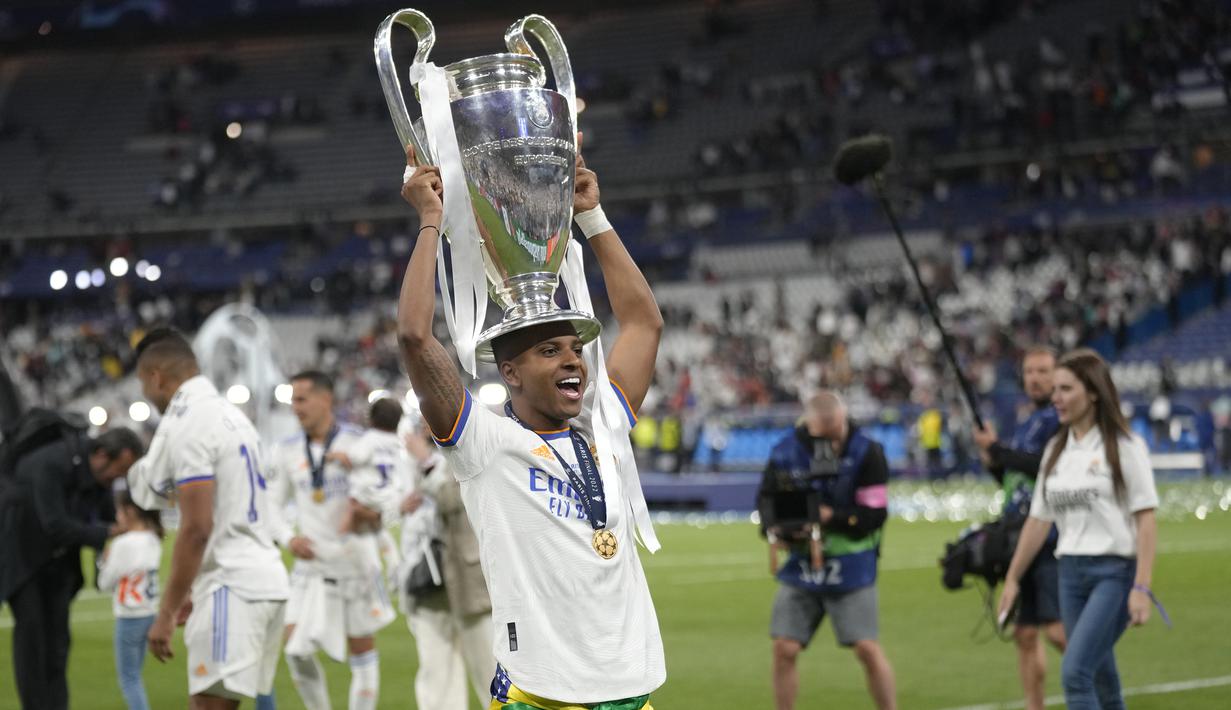 Rodrygo Goes. Sayap kanan berusia 21 tahun yang didatangkan Real Marid dari Santos FC pada awal musim 2019/2020 dengan nilai transfer 45 juta euro juga meraih gelar Liga Champions pertamanya pada musim 2021/2022 ini. Musim ini ia mampu tampil apik meski lebih sering dimasukkan sebagai pemain pengganti. Ia total tampil dalam 49 laga di semua ajang kompetisi dengan torehan 9 gol dan 10 assist. (AP/Kirsty Wigglesworth)